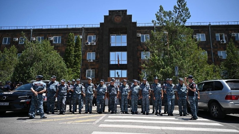     Оцепление возле здания суда в Ереване, куда был доставлен предприниматель Самвел Карапетян РИА Новости