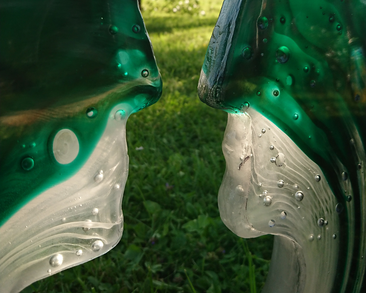 🔳 Ирина Лёвина. «Тристан и Изольда», 2024 г. Стекло цветное и бесцветное, моллирование. (Дипломная работа выполнена в мастерских РГХПУ имени С.Г. Строганова, руководитель Семенова Е.А.). | Фото: Анна Сковородина