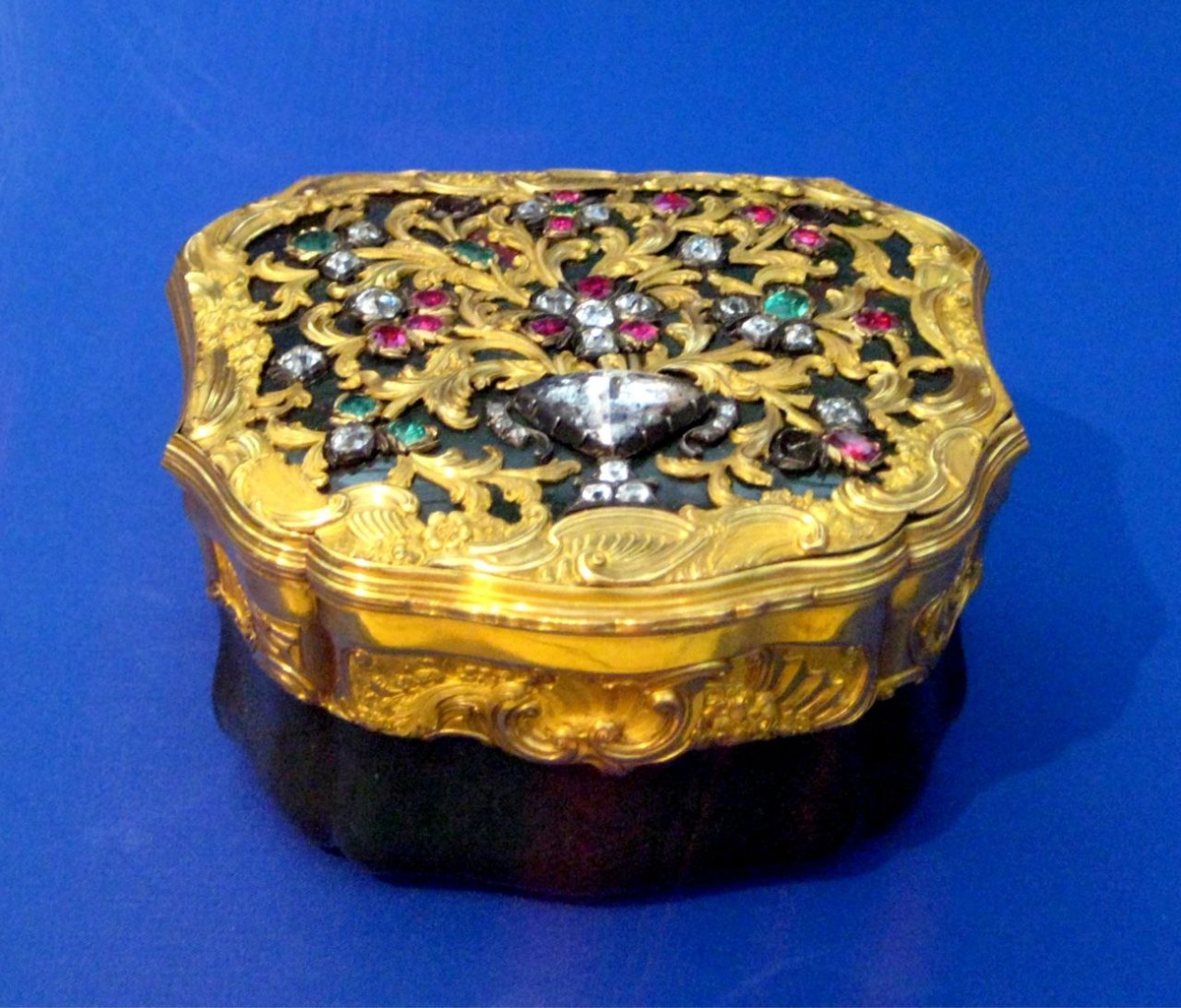 Табакерка, фотография из открытых источников Яндекса