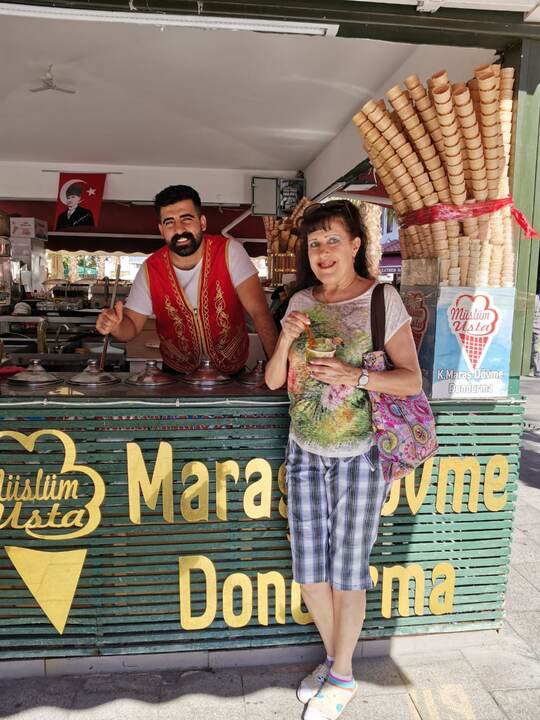 Шоу с турецким мороженым.