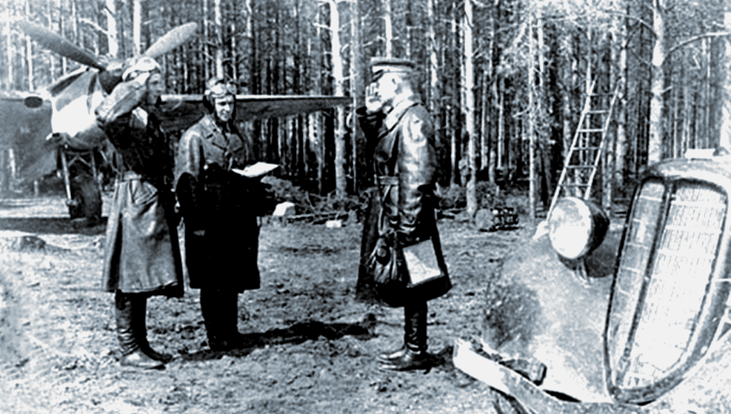 Демченков, Пантелей и Полбин у бомбардировщика Пе-2, весна 1942 г.