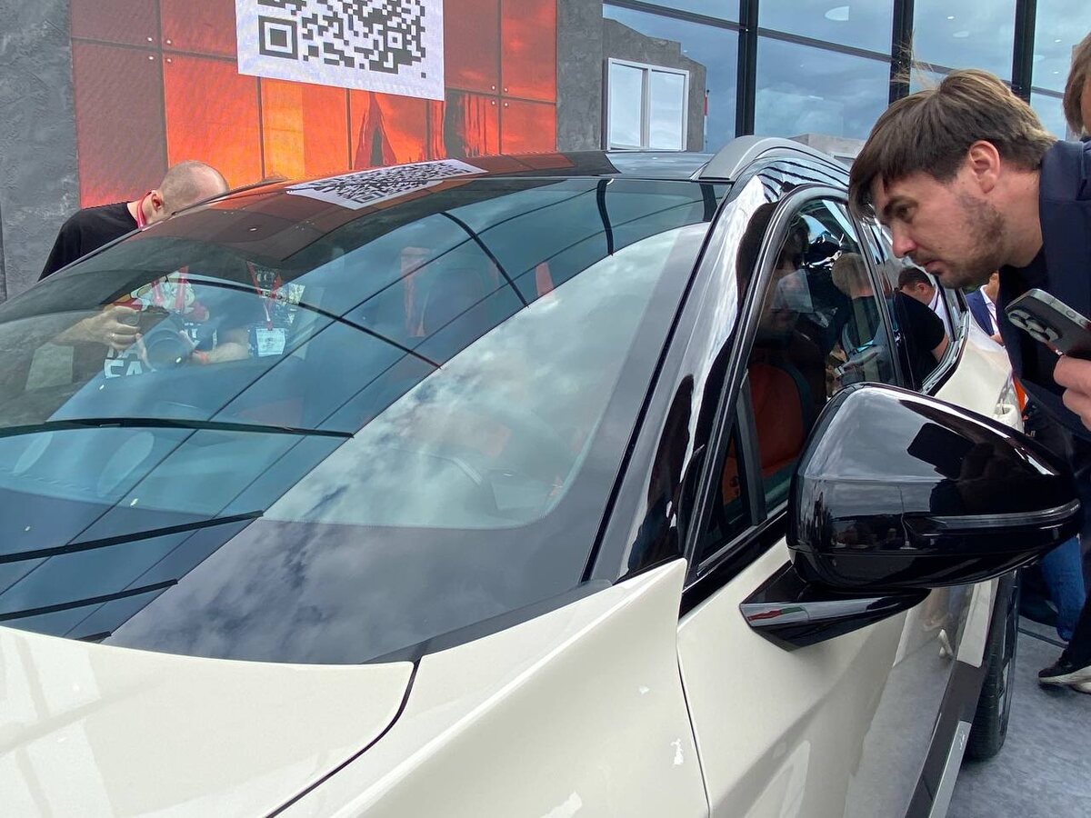 На ПМЭФ представили множество новых моделей отечественных авто.  Фото: Кирилл Конторщиков