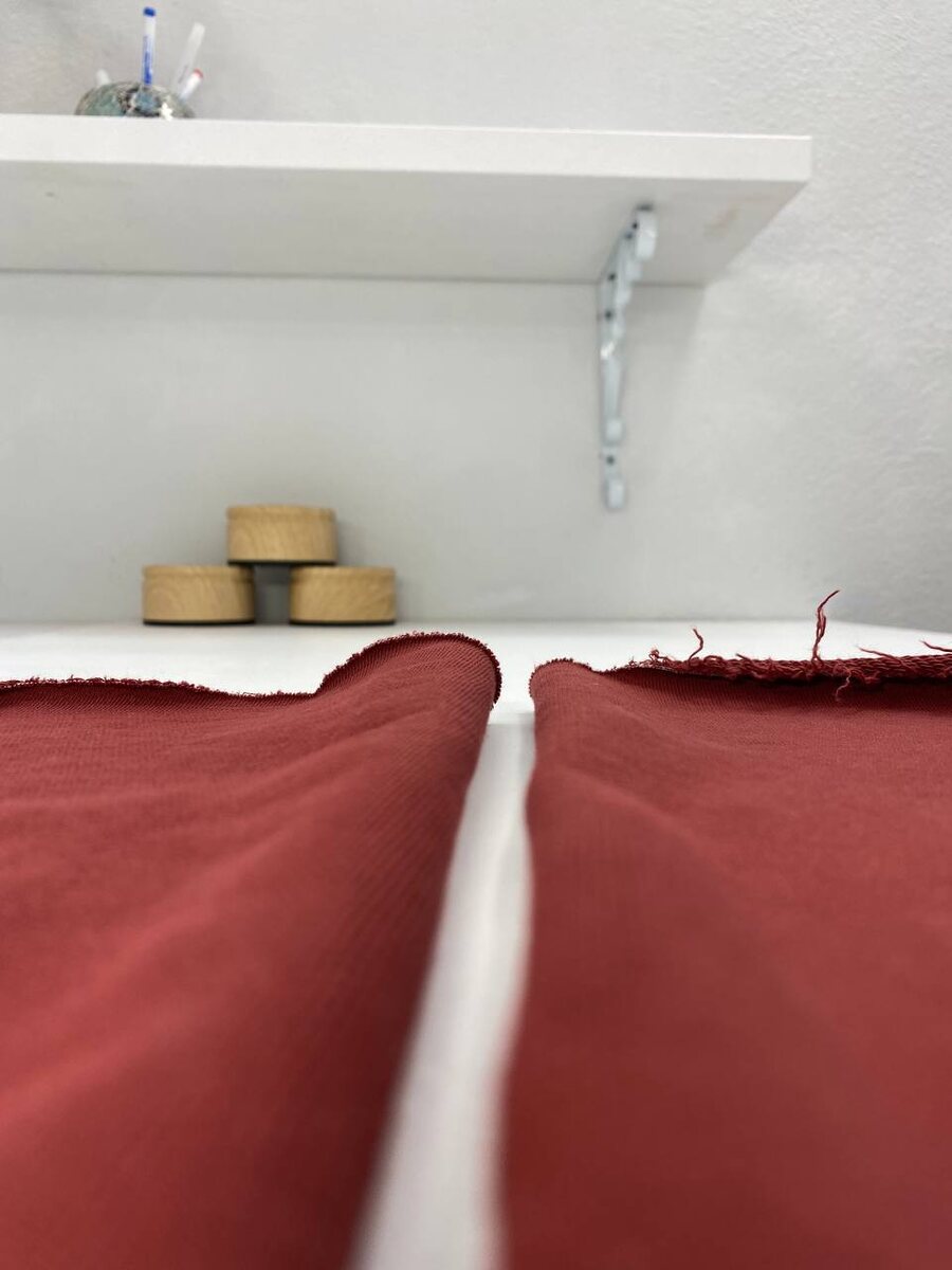 Первая деталь - нитки не торчат, вторая деталь - нитки торчат