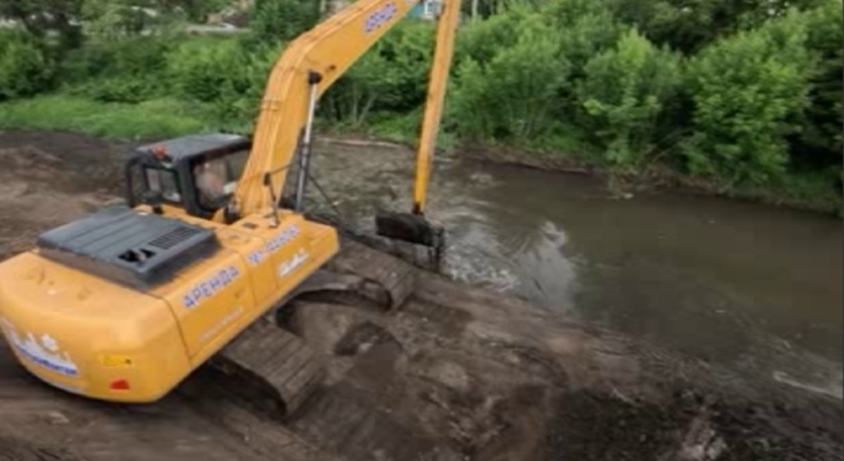    В Курске на берегах Тускари орудуют экскаваторы