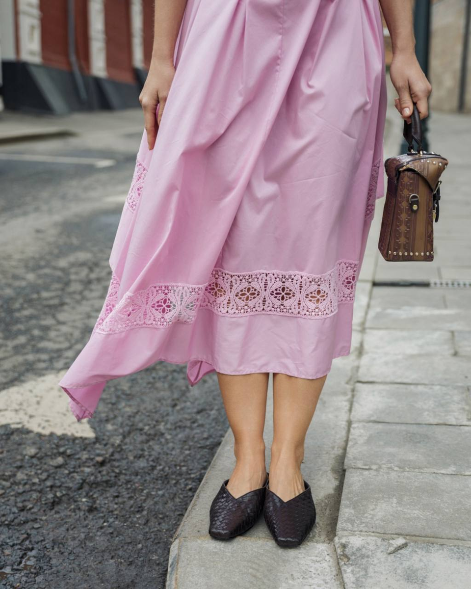 На фото: Хлопковое платье с асимметричным подолом Milva Mi