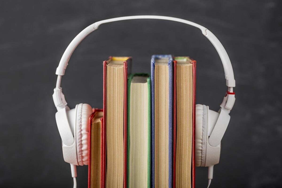    Бумажные или аудиокниги: что выбрать в 2025 году? Фото: Freepik