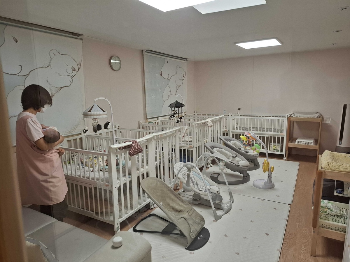 В комнате ухода Babybox Korea круглосуточно дежурят специалисты по уходу, чтобы присматривать за младенцами (Шин Чжи Хе/The Korea Herald)