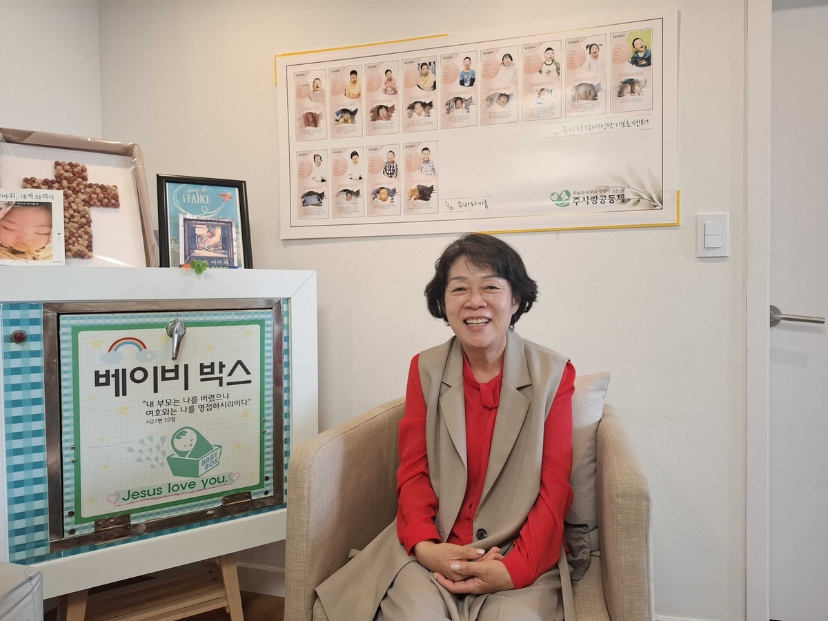 Управляющий директор Babybox Korea Хван Мин Суг позирует для фотографии после интервью (Шин Чжи Хе / The Korea Herald)