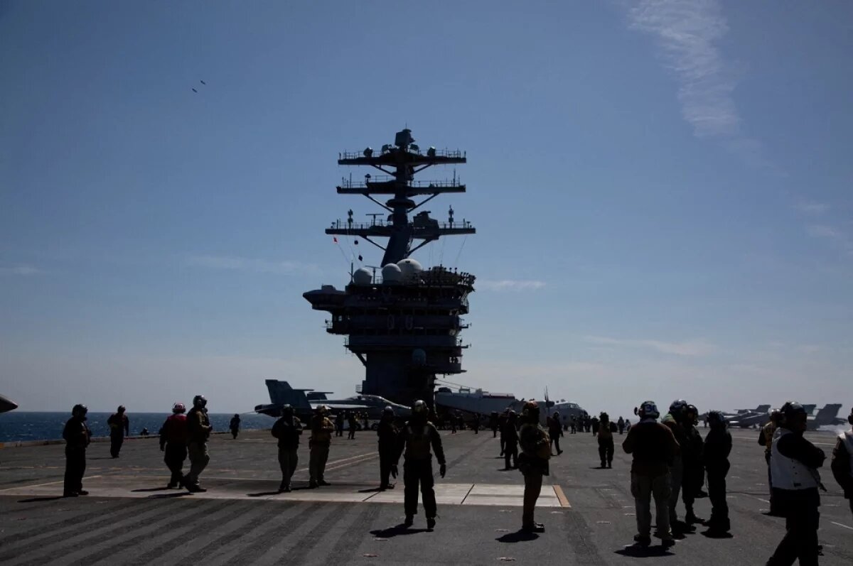    Авианосец USS Nimitz выключил транспондер и может идти к Персидскому заливу.