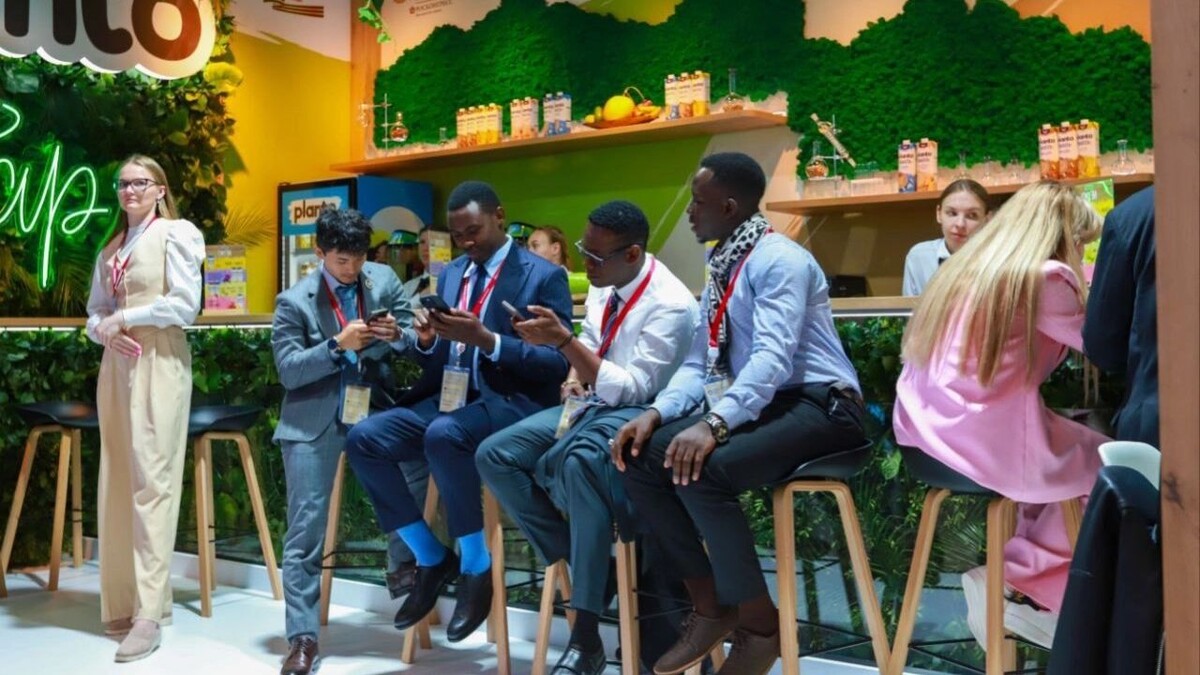 Место европейцев на ПМЭФ теперь занимают гости из Китая, Индии, Афганистана, Африки. Фото: Надежда Капранова / Новые Известия