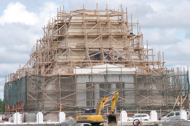    Содержательно рабочие перешли на самый что ни на есть завершающий этап реновации, венцом которой стало совершенное накануне освящение и установка креста на храм-памятник