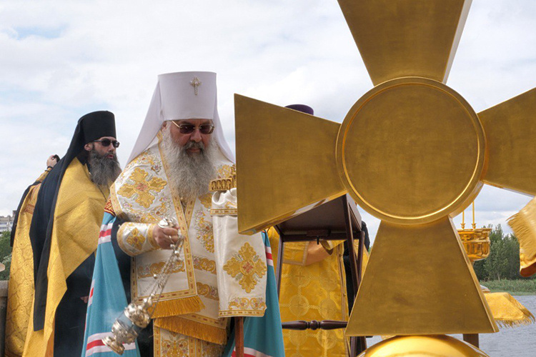    «Процедура» освящения заняла около 15 минут: традиционно это чтение молитв с просьбой Господа благословить крестное знамение, окропление святой водой креста и последующая его установка рабочими на самый верх храма