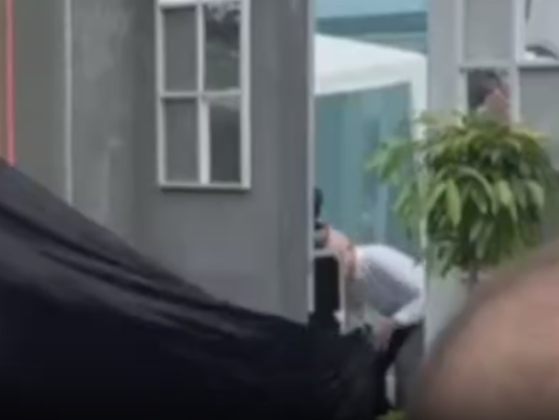    В целом, презентация прошла успешно, но корреспондент Царьграда запечатлел один курьёзный момент. Зрители наблюдали, как с машины эффектно срывается чёрная ткань. Как оказалось, её усердно тащили представители компании, которые находились в это время за стендом. У редакции возник вопрос: под капотом хоть не карлики?