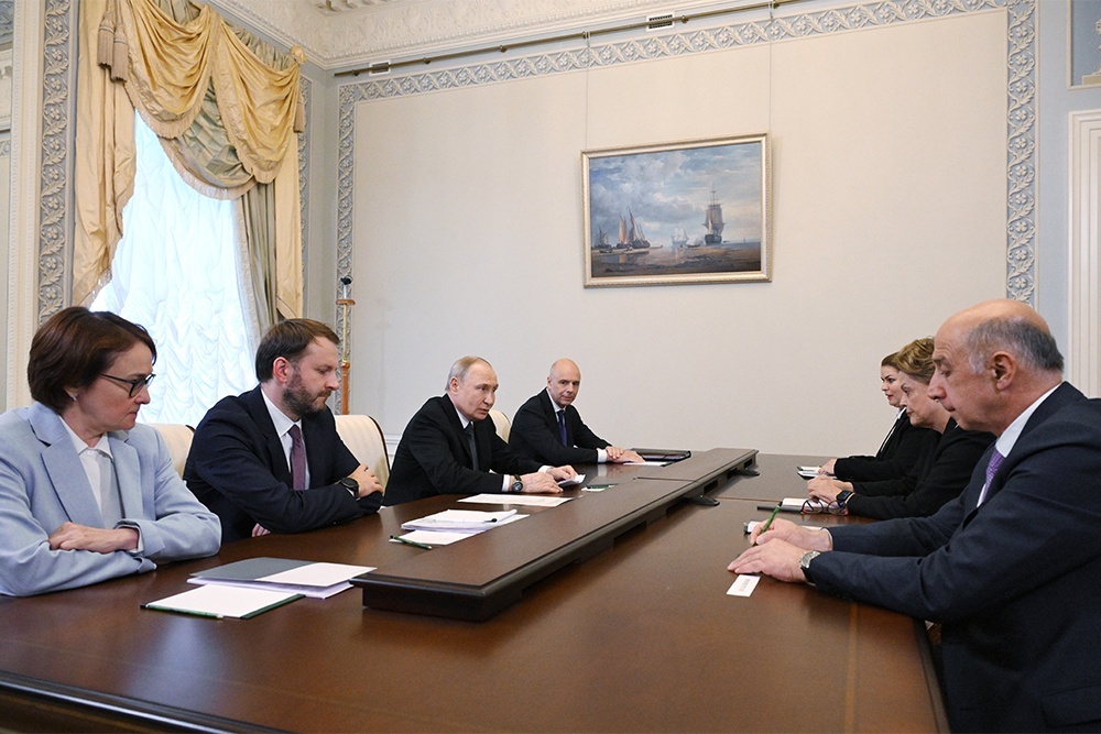     Владимир Путин переговорами с Дилмой Роуссефф открыл серию международных встреч на ПМЭФ. / РИА Новости