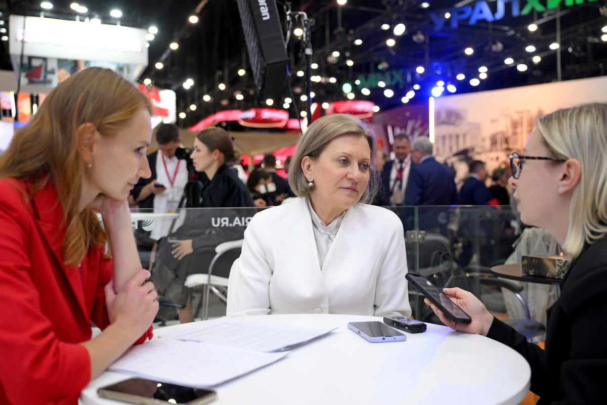    Анна Попова, руководитель Федеральной службы по надзору в сфере защиты прав потребителей и благополучия человека (Роспотребнадзора) - главный государственный санитарный врач РФ/Григорий Сысоев/ РИА Новости