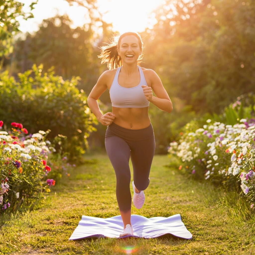 Утро начинается с улыбки, однако часто будильник нарушает гармонию спокойного сна. Чтобы проснуться бодрым и полным сил, рекомендуем простую, но эффективную утреннюю гимнастику. Всего несколько упражнений помогут телу подготовиться к активной дневной деятельности и подарят отличное настроение.