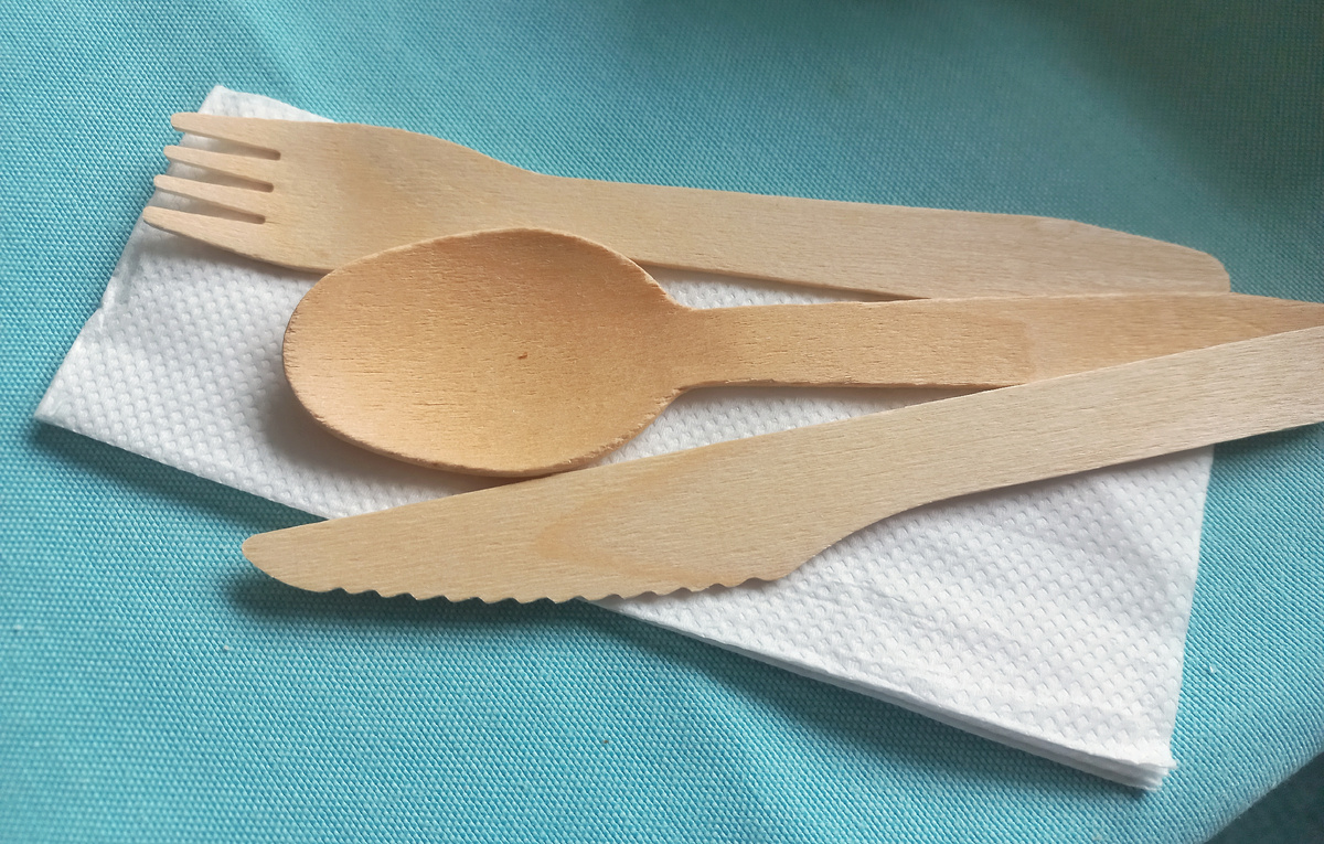 А вот и весь набор столовых приборов. Не видела раньше таких...