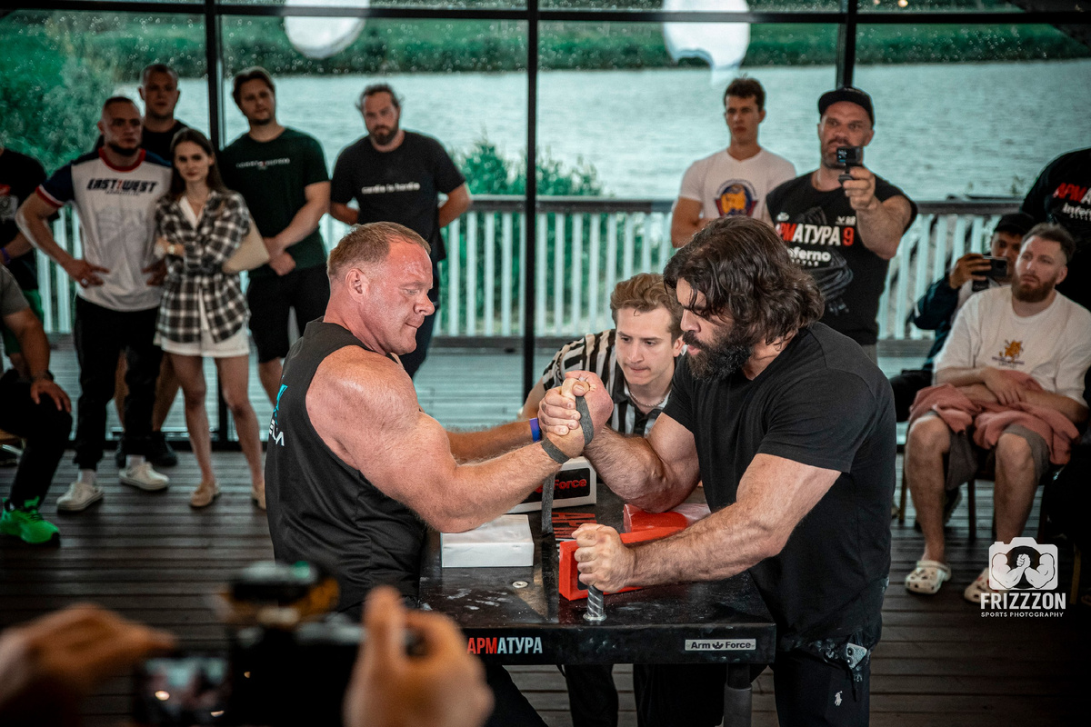 Руслан Магомедов в финальном поединке с Ильей Грачевым.