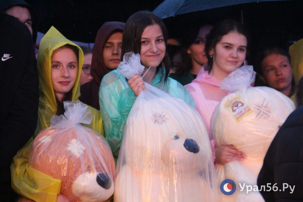    150 медведей и 3500 браслетов: Сколько будет стоит в этом году праздник «Выпускник Оренбуржья»?