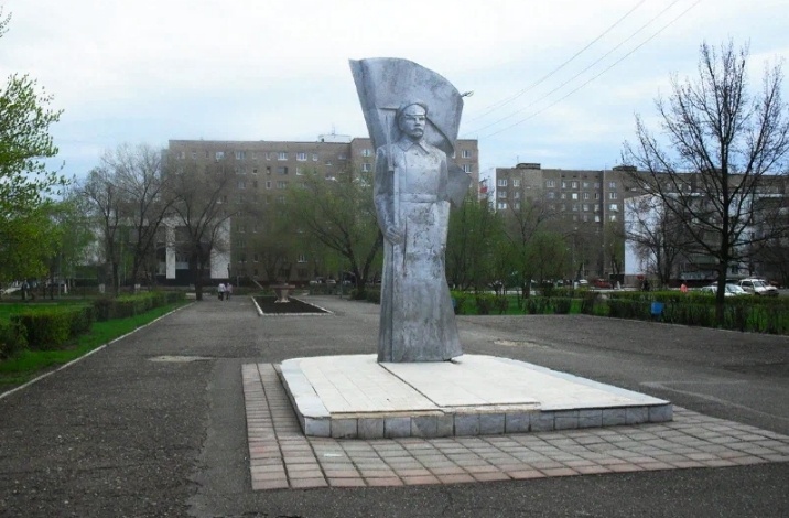    В Оренбурге этим летом отремонтируют памятник «Солдат революции»