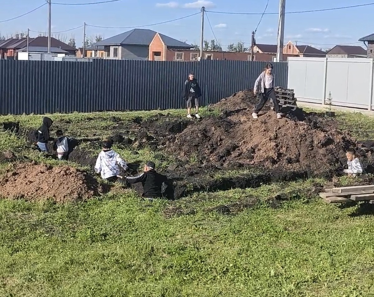 Дети носятся по траншее. То ещё развлечение 😅
