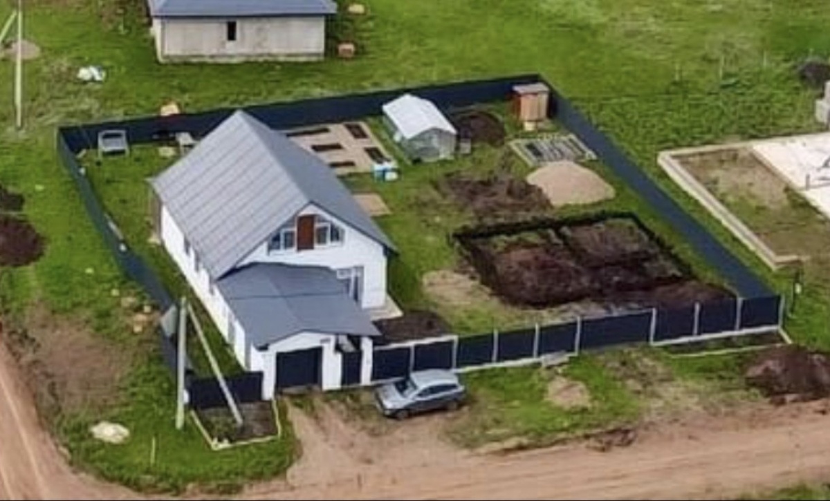 Фото взято из объявления на Авито. Здесь можно увидеть и дом, и огородную зону, и теплицу и участок, где будет баня и второй гараж для машины супруга.