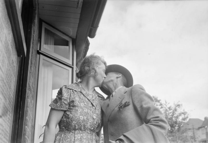 "Мистер Стилуэлл возвращается домой после демобилизации, его встречает жена".