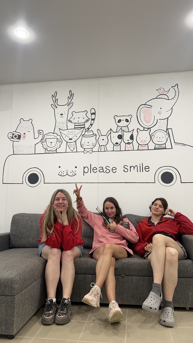 3 художника 3 часа - роспись стен в комнате матери и ребенка