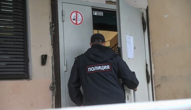 Полицейским пришлось брать квартиру штурмом