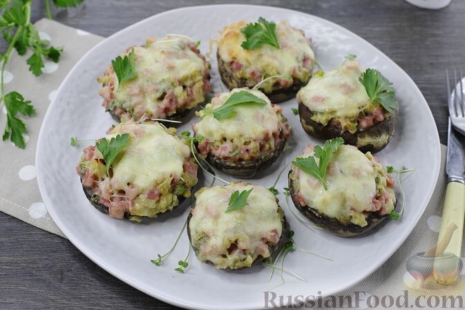 шампиньоны, ветчина, сыр твёрдый, сыр творожный, лук репчатый, чеснок, масло растительное, масло сливочное, зелень петрушки, соль, перец чёрный молотый