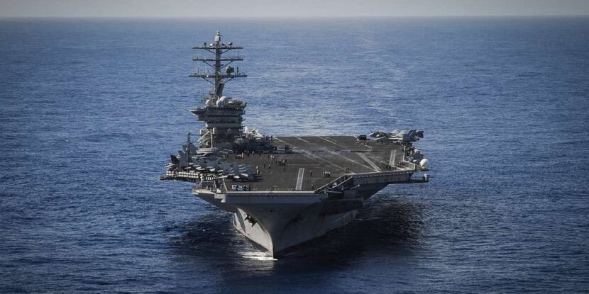 Атомный авианосец типа "Нимиц" на подходе к Персидскому заливу. 