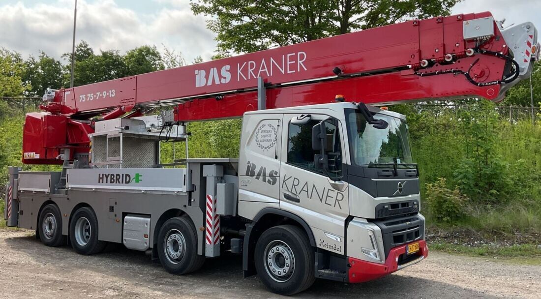 Эта крановая установка разработана для шасси полной массой 26 тонн и колесной формулой 6х4, однако заказчик выбрал другой вариант для лучшей развесови по осям.