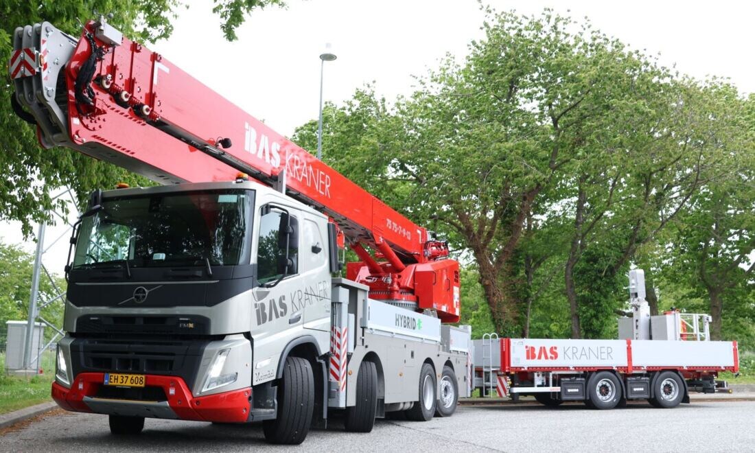 Прицеп используется для перевозки дополнительного навесного оборудования - корзины персонала, силовых траверс для груза, вакуумных захватов для стеклопакетов и т.д.