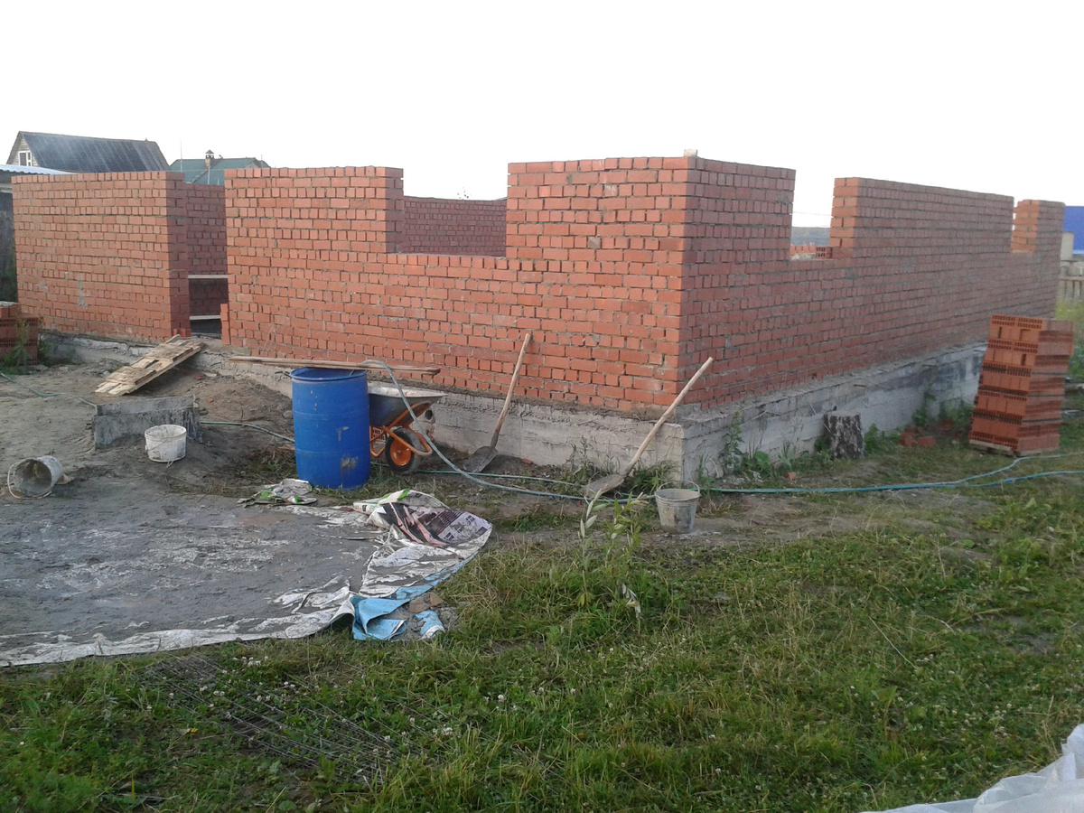 Строительством занималась бригада из ближнего зарубежья. За возведением стен следил лично. Брал недельный отпуск.