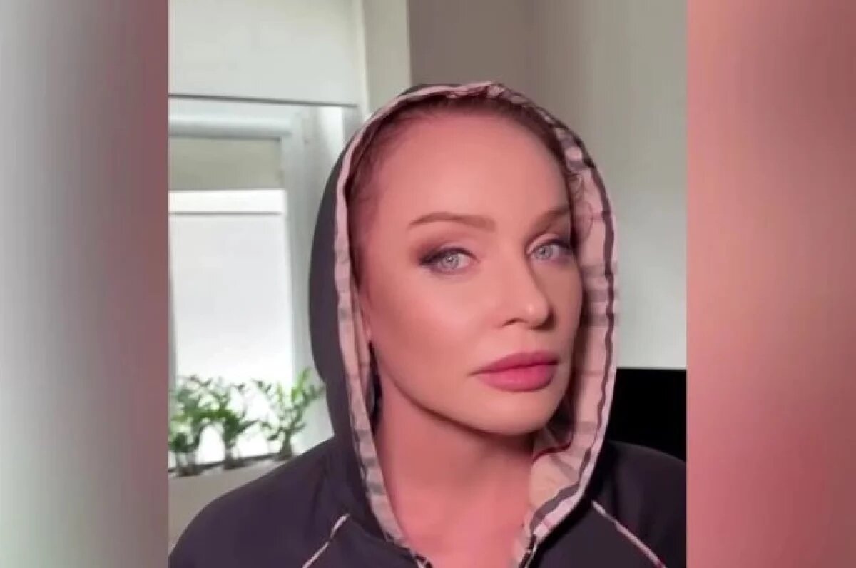    По словам врача, Эппле выбрала технику, направленную на естественное омоложение.