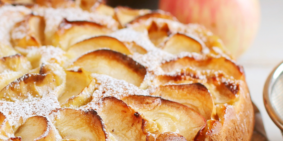 Не ждите сухости – творог и сметана сделают шарлотку мягкой и сочной, совсем другой…