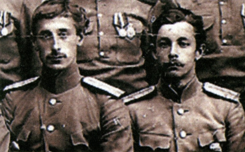 Сотник Анненков (слева).