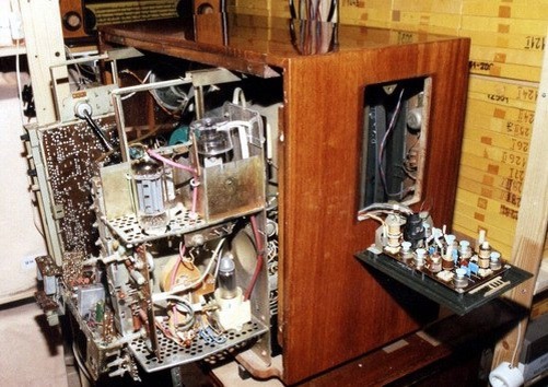 Советский телевизор конца 70-х в открытом виде во время ремонта. На переднем плане, там где видны большие лампы - блок развёрток, главный источник возгораний советских телевизоров