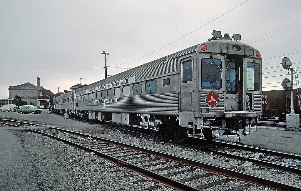 Картинки Яндекса.  Этот Silverliner Министерства транспорта США использовался для тестирования инфраструктуры Metroliners в 1967 году.

