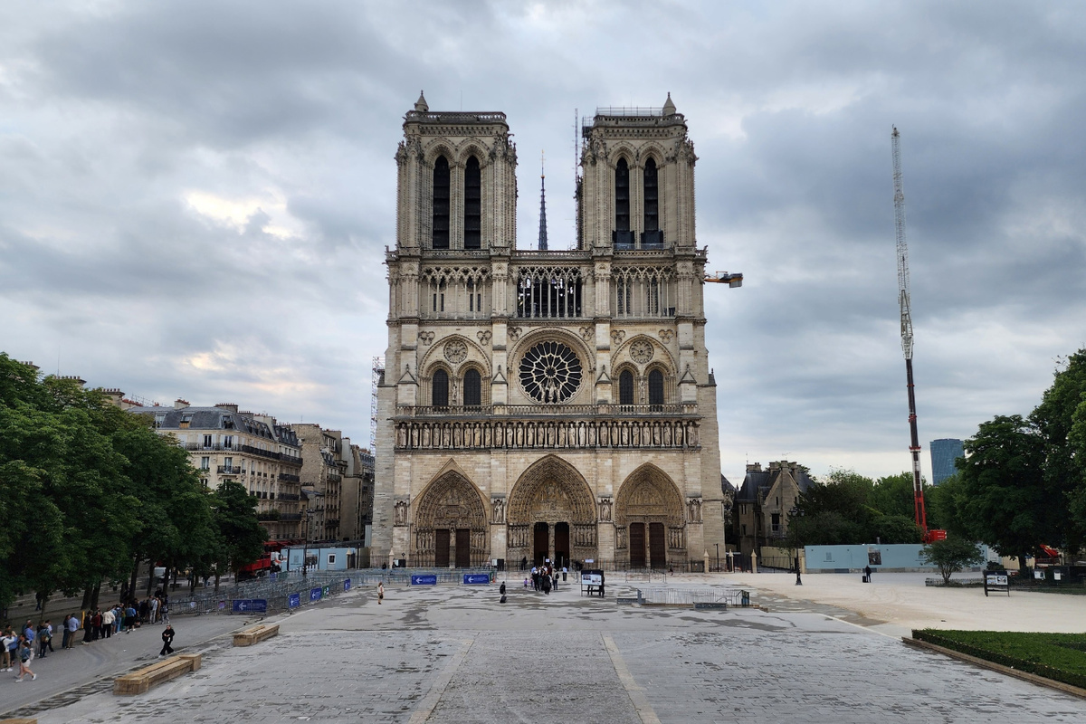 Вот так он выглядит сейчас. Внимательные зрители увидят краны и леса по бокам. Реставрация ещё полностью не завершена. 
