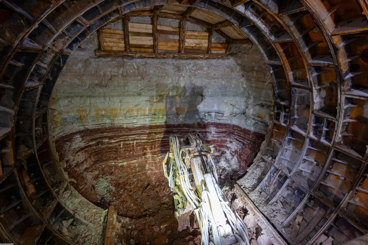 Типичный московский забой. В верхней части известняк. Внизу — мергель. Воды мало.