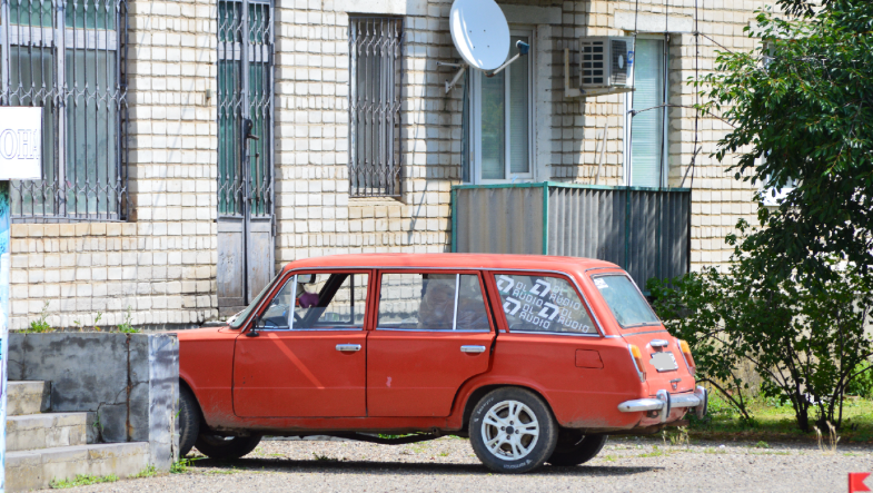 Фото автора. Июнь 2025. Станица. ВАЗ–2102. Рабочая машина. Жалко двери плохо закрываются.