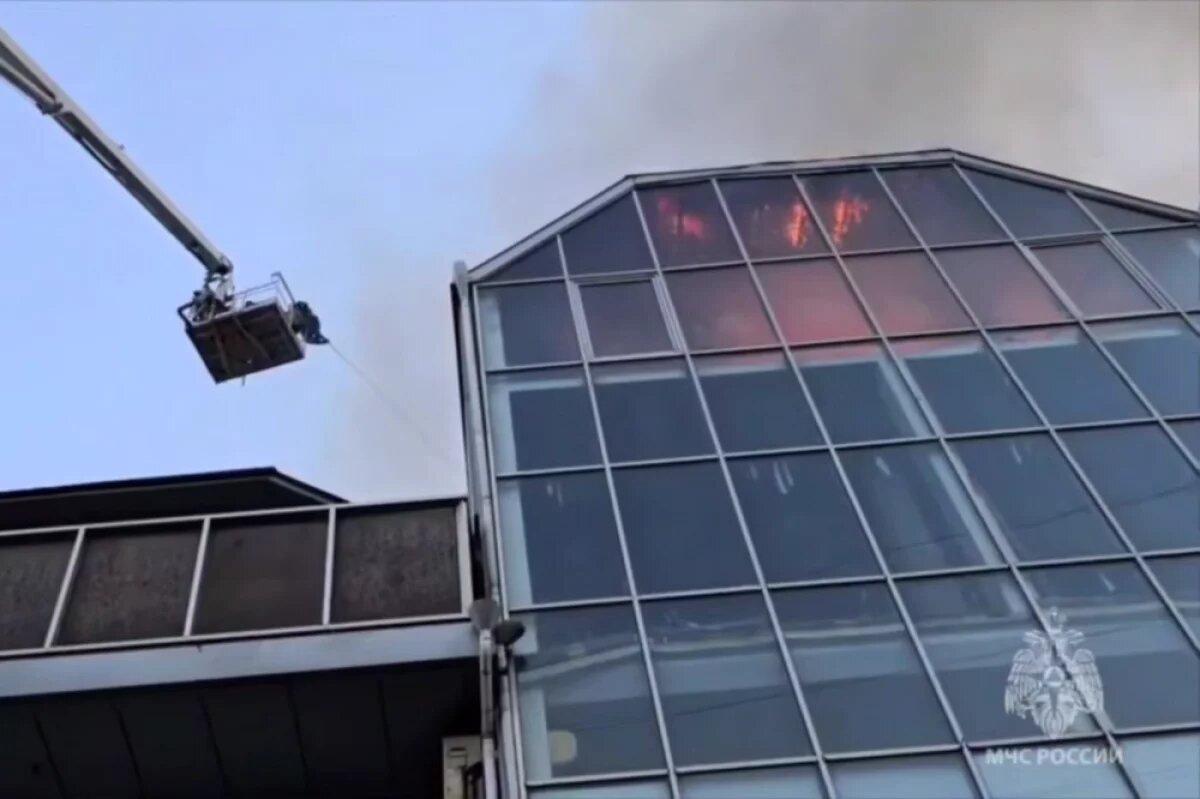    В Махачкале огонь охватил 500 метров крыши трёхэтажного торгового центра