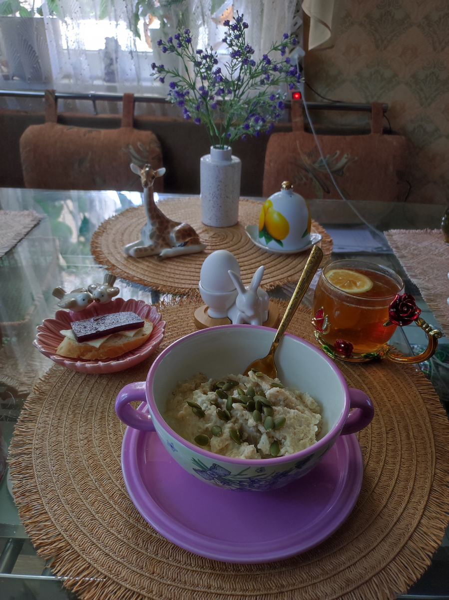 Каша овсяная с яйцом и сыром и тыквенными семечками, багет с маслом и бутербродным мармеладом, чай с лимоном