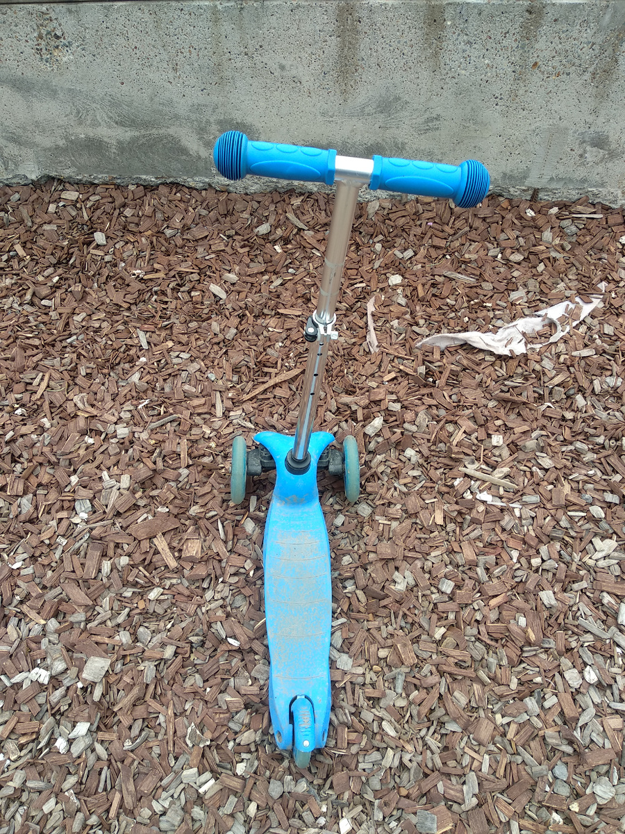 Детский самокат Rush Action на площадке в Меге (вид сверху)