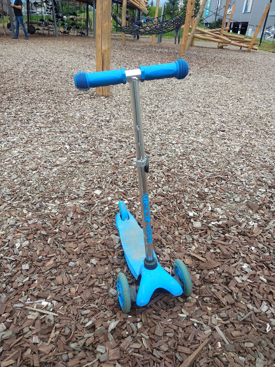 Детский самокат Rush Action на площадке в Меге (вид спереди)