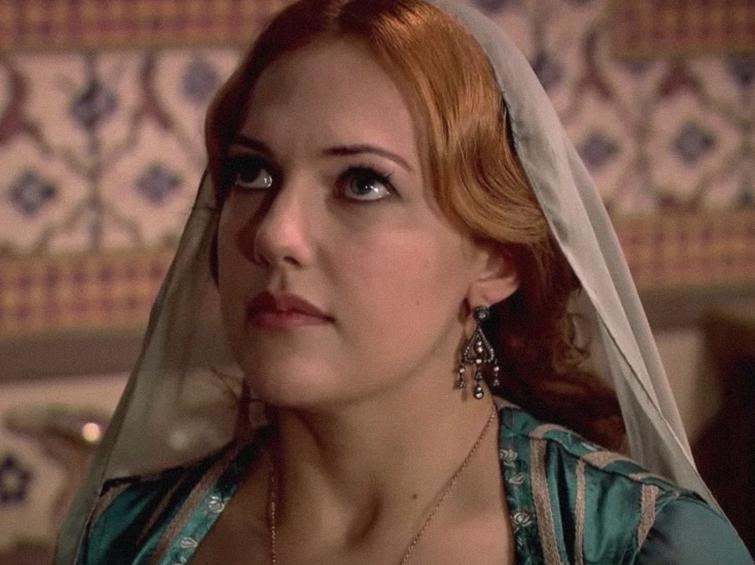 Хюррем пришлось уехать. 