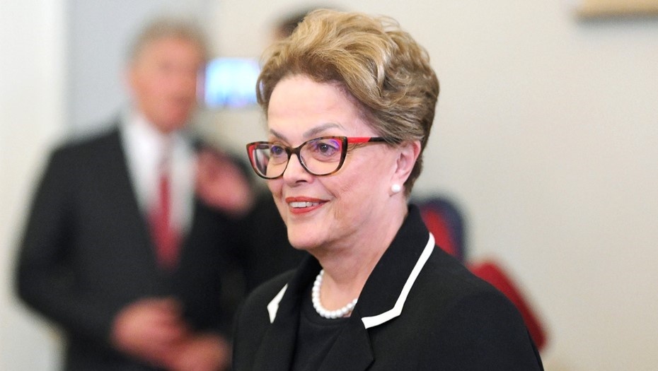    Президент Нового банка развития Дилма Роуссефф во время встречи с президентом РФ Владимиром Путиным (за кадром) на полях ПМЭФ в Петербурге, 18 июня 2025 года. Автор фото: Алексей Даничев / РИА Новости