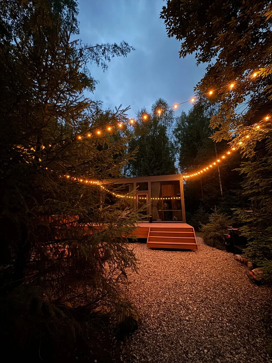 Теплый свет ретро-гирлянд, тихий шелест елей и ваш личный уютный дом среди дикой природы. Это время, чтобы выйти на террасу с бокалом вина, подышать прохладным воздухом и наконец-то никуда не спешить.