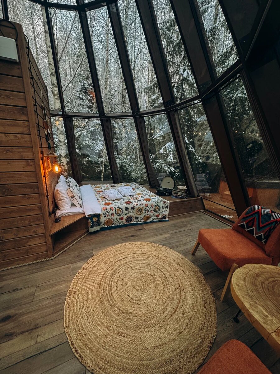 Вы просыпаетесь в тепле, а в паре метров от вас — настоящая лесная сказка. В "Филин Экоферме" границы между комфортом и природой стираются. Огромные панорамные окна позволяют наблюдать за заснеженными елями, не вставая с кровати.